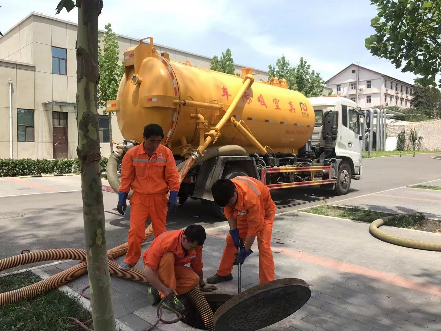 库车管道疏通车停在窨井附近