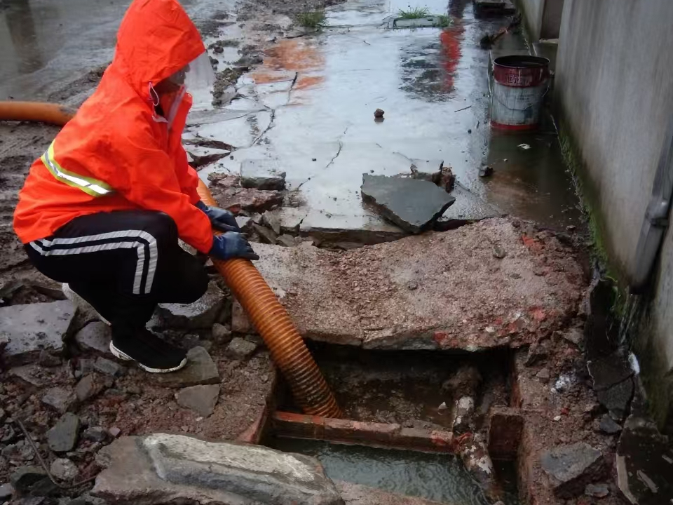 库车专业清理污水池 炜誉市政以规范流程守护城市 “肠道”