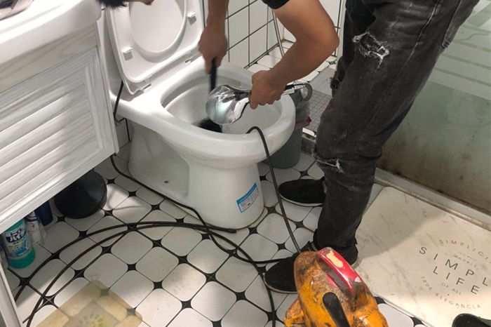 库车马桶堵塞自己疏通还是找师傅?专业上门服务让你省时更省心