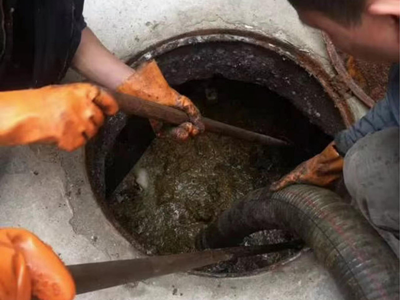 库车清理化粪池时如何避免沼气的危害?